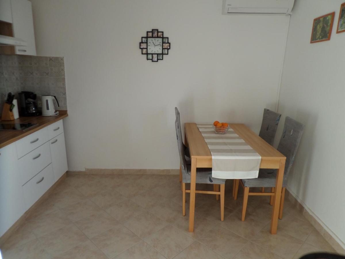 Apartmani Mirko Ljubac Ražanac Esterno foto