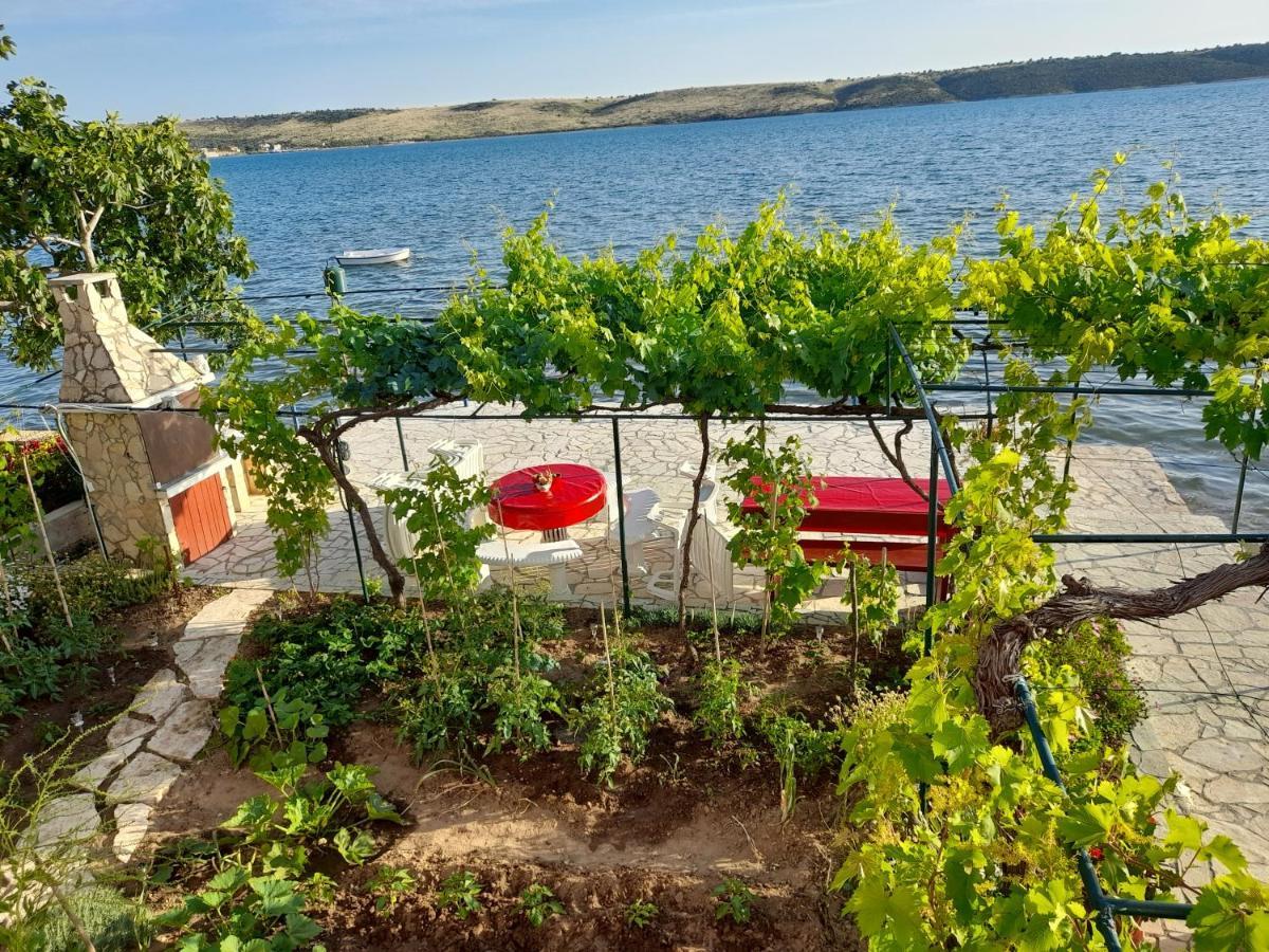 Apartmani Mirko Ljubac Ražanac Esterno foto