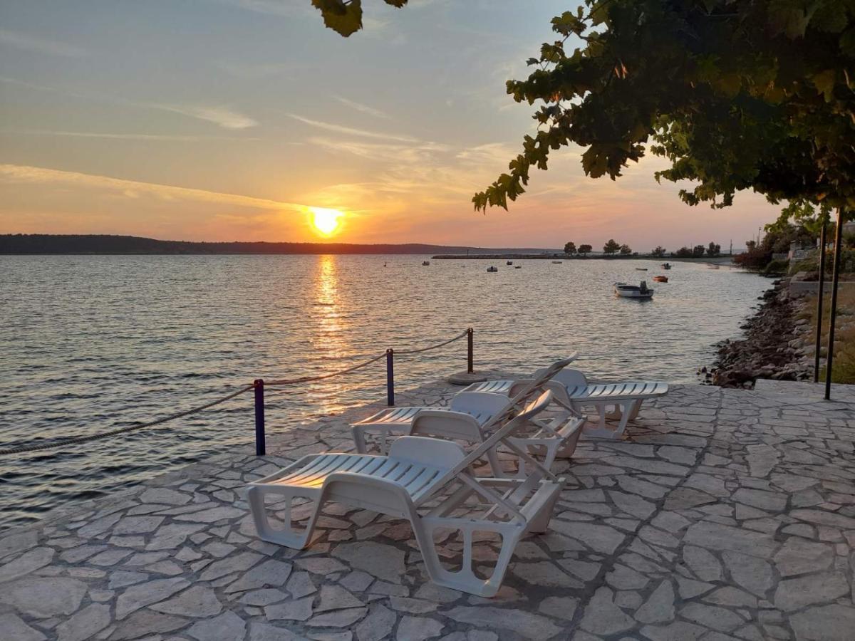 Apartmani Mirko Ljubac Ražanac Esterno foto