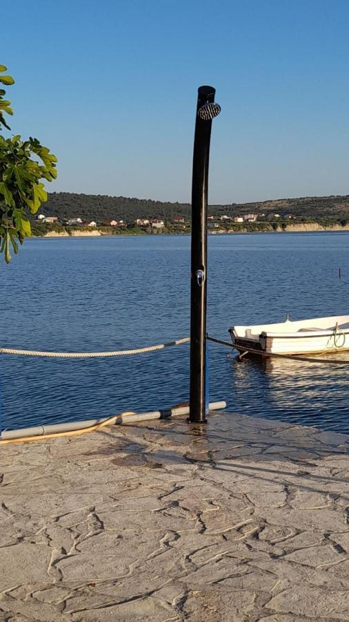 Apartmani Mirko Ljubac Ražanac Esterno foto